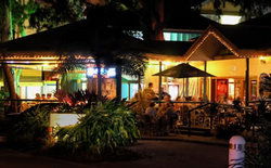 Apres Beach Bar & Grill - Palm Cove - Pubs Melbourne 1