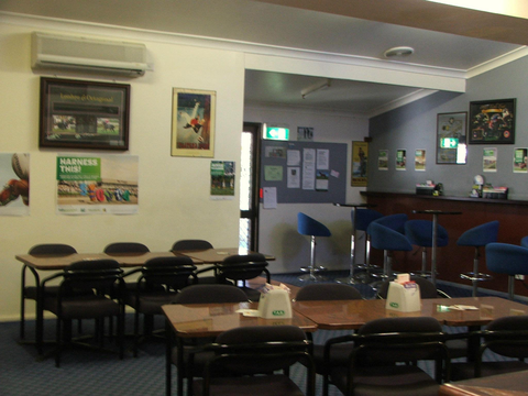 Old Bar Tavern - Pubs Melbourne 4