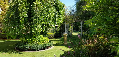 Camelot Garden Stroll - Pubs Melbourne 0