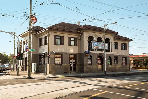 Castello's Powell Hotel - Pubs Melbourne 0