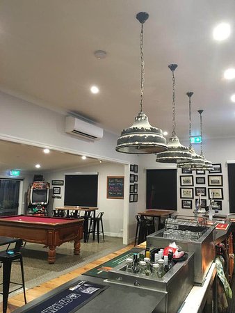 Hearn's Meredith Hotel - Pubs Melbourne 0