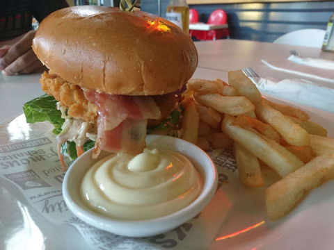 Newnham Hotel Restaurant - Pubs Melbourne 0