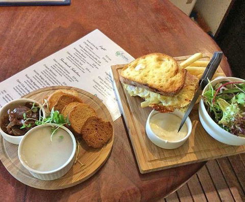 Secrets On The Lake - Pubs Melbourne 7