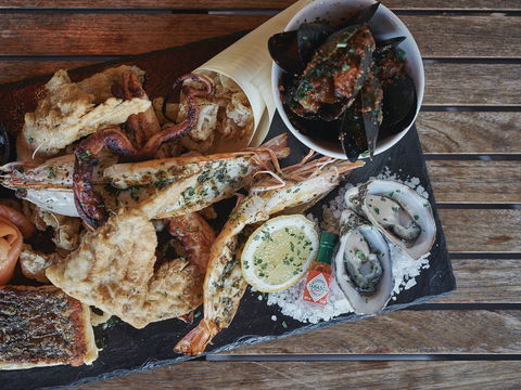The Lucky Shag Waterfront Bar - Pubs Melbourne 0