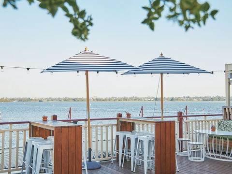 The Lucky Shag Waterfront Bar - Pubs Melbourne 2
