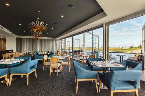 Wildflower Restaurant And Bar At Best Western Plus Lake Kawana - Pubs Melbourne 0