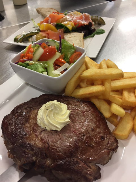 Sunsets Cafe At One Mile Jetty - Pubs Melbourne 6