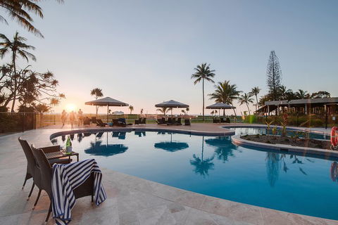 Tangalooma Island Resort Whale Watching Day Cruise With Dolphin Feeding - Pubs Melbourne 4